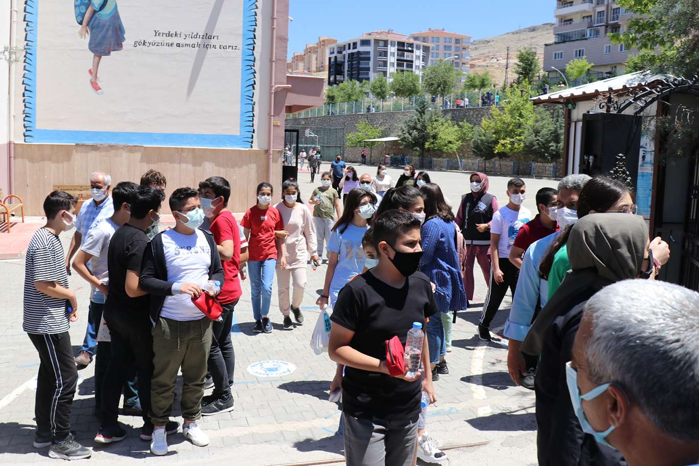 LGS'ye giren öğrenciler sayısal soruları zor buldu LGS'ye giren öğrenciler sayısal soruları zor buldu